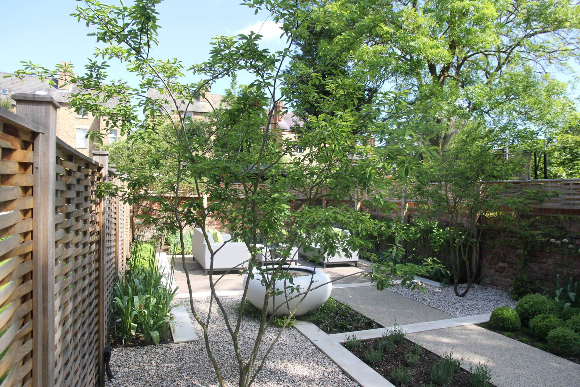 Quercus fencing and elegant planting in an Oxford townhouse garden