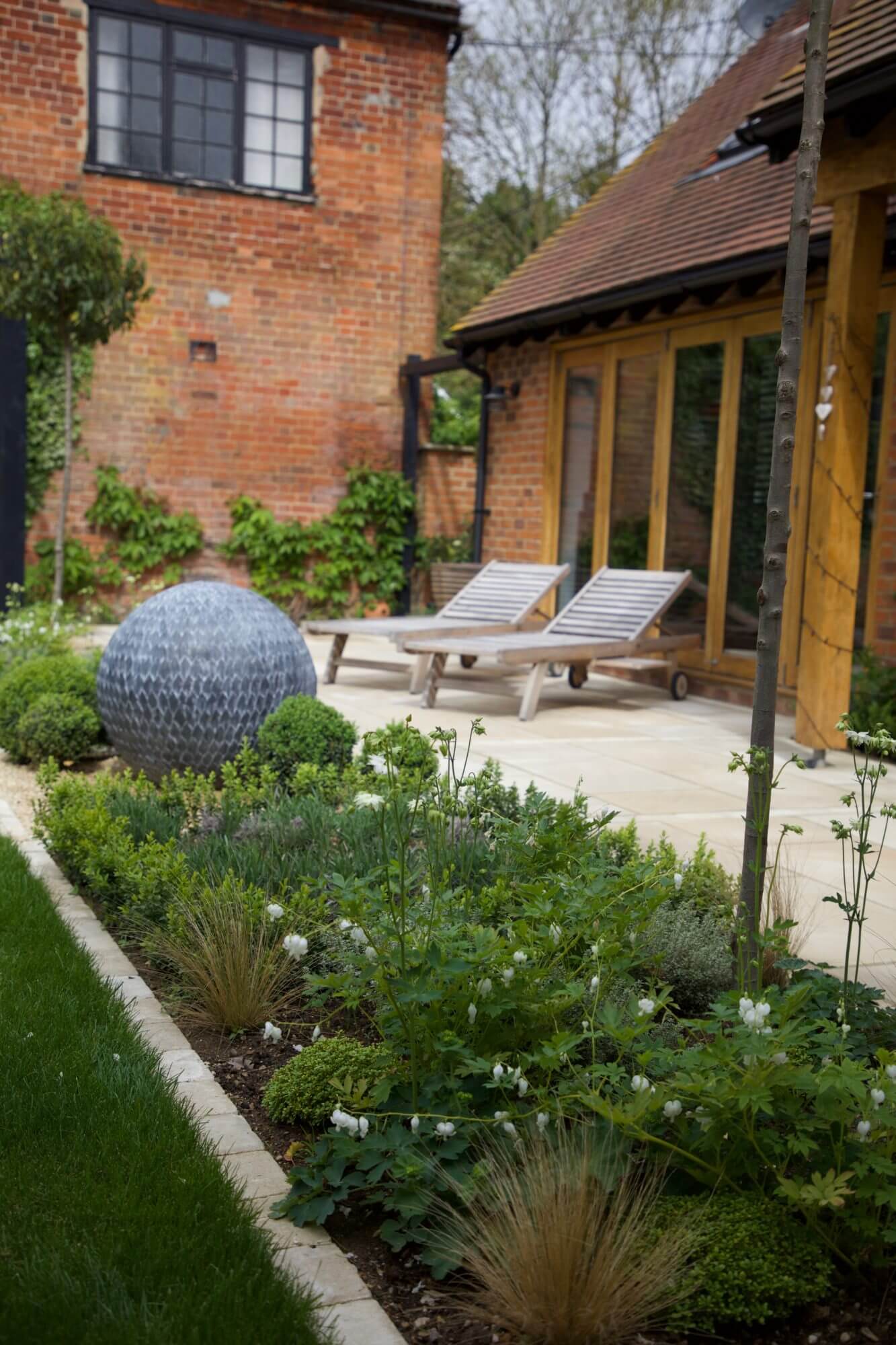 White and green tapestry border with round water feature