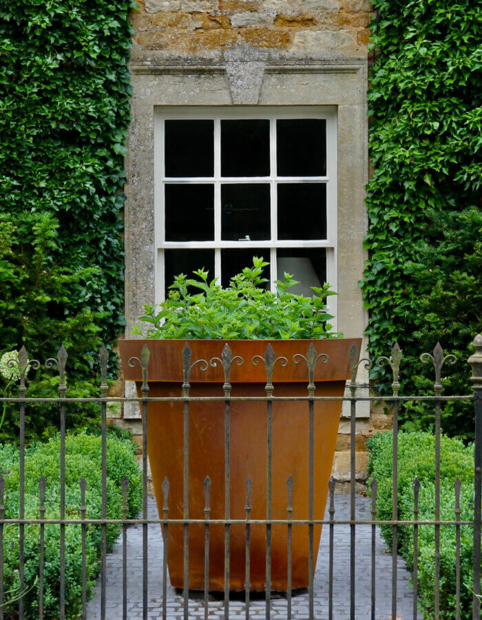 Judges House in Kinham front of garden in Oxfordshire